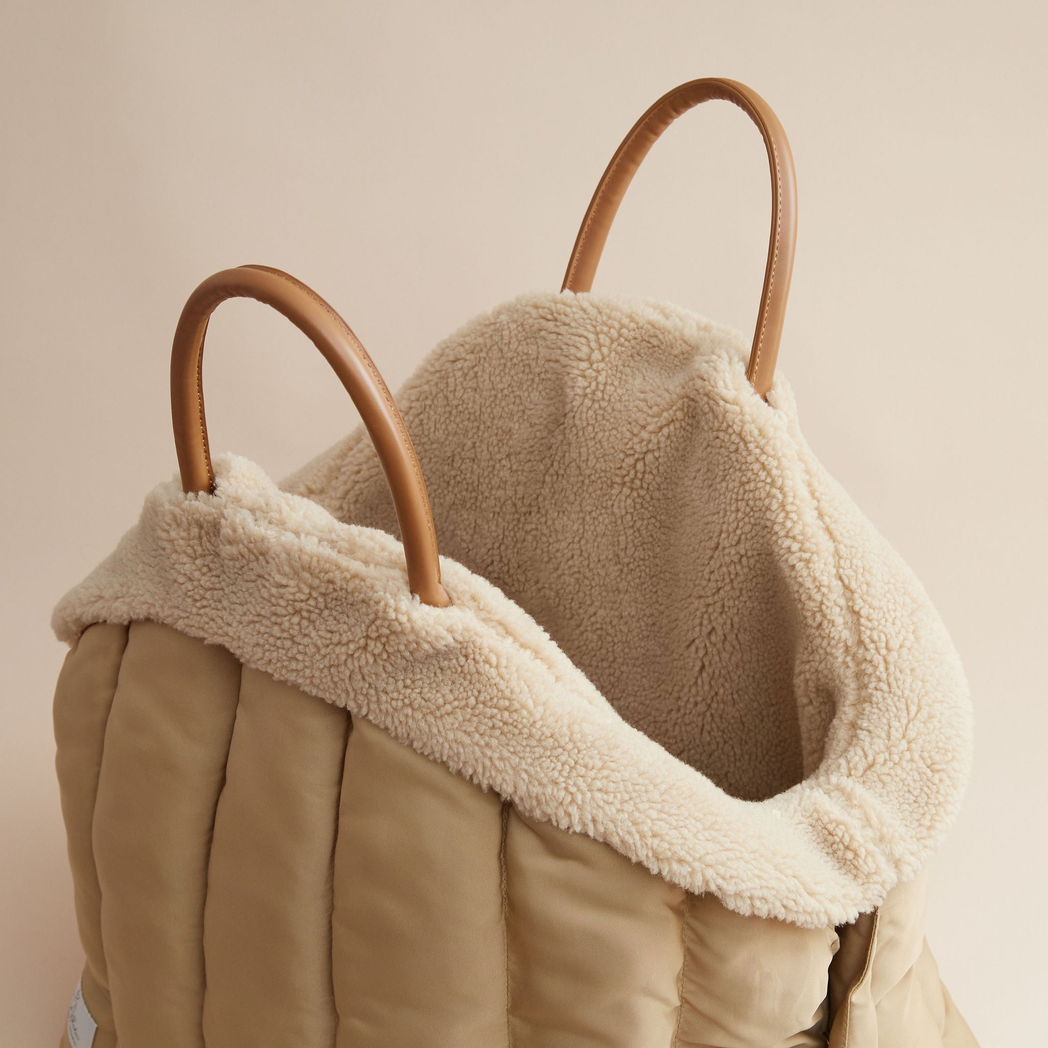 Lyxig Hundbilstol & Resväska – Komfort & Säkerhet för Små Hundar