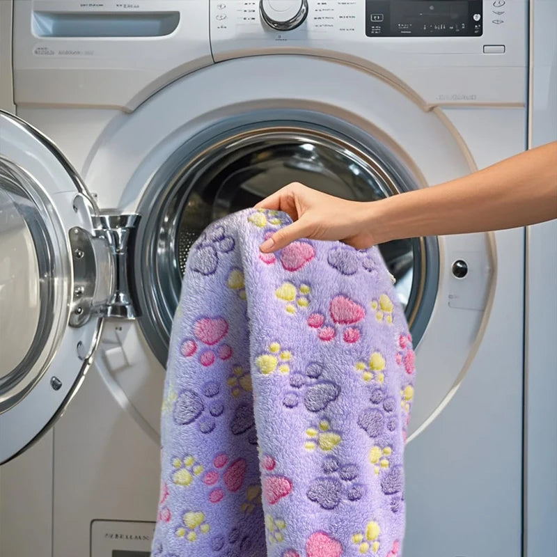 Mjuk Husdjurfilt med Söta Tassmönster – Fluffig & Värmande Filt för Katt och Hund